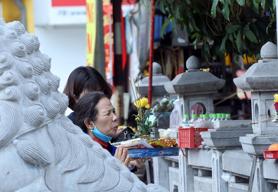 虽然已经在门前贴上关门通告，但在河东郡罗溪寺庙外面仍有人来参拜。越通社记者范俊英 摄