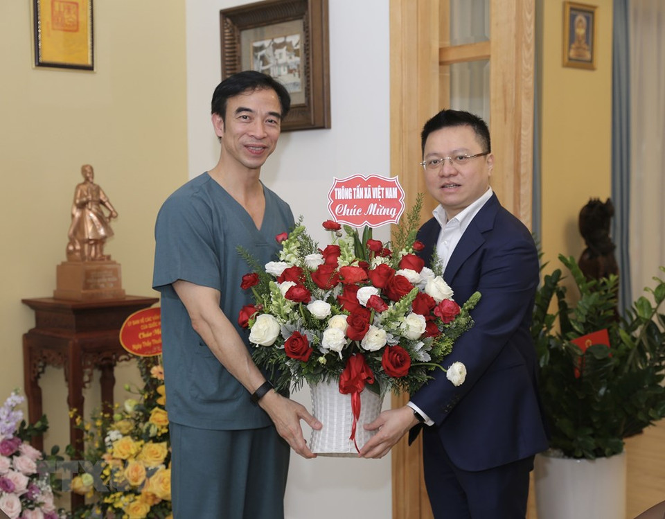 值此2·27越南医师节之际，越共中央委员、越通社副社长黎国明向白梅医院院长阮光俊送花祝贺。图自越通社