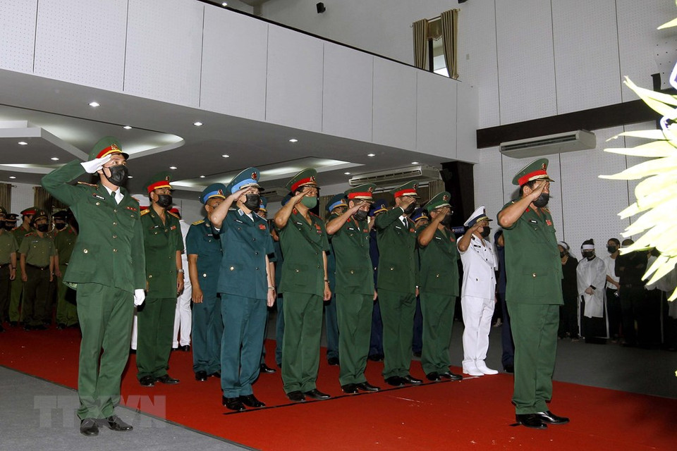 由越南国防部副部长武良明上将为团长的国防部代表团前来吊唁。越通社记者文叠 摄