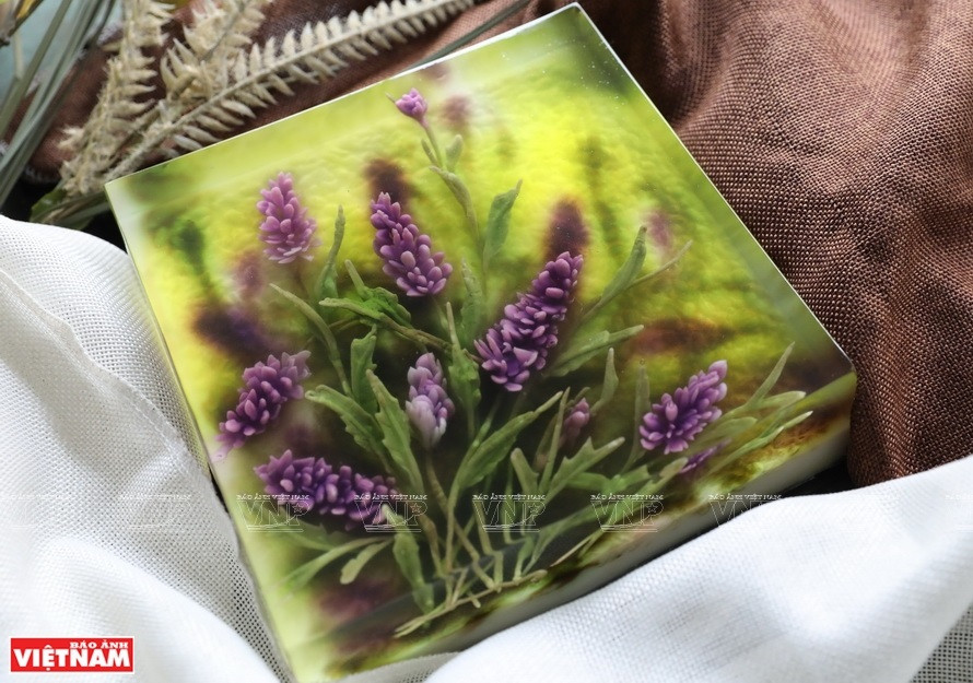 晶莹剔透的3D果冻花作品颇受消费者的青睐。图自越南画报