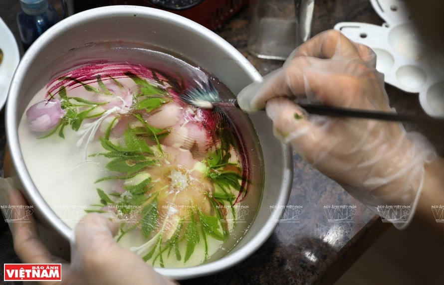 艺人给3D果冻作品染色。图自越南画报