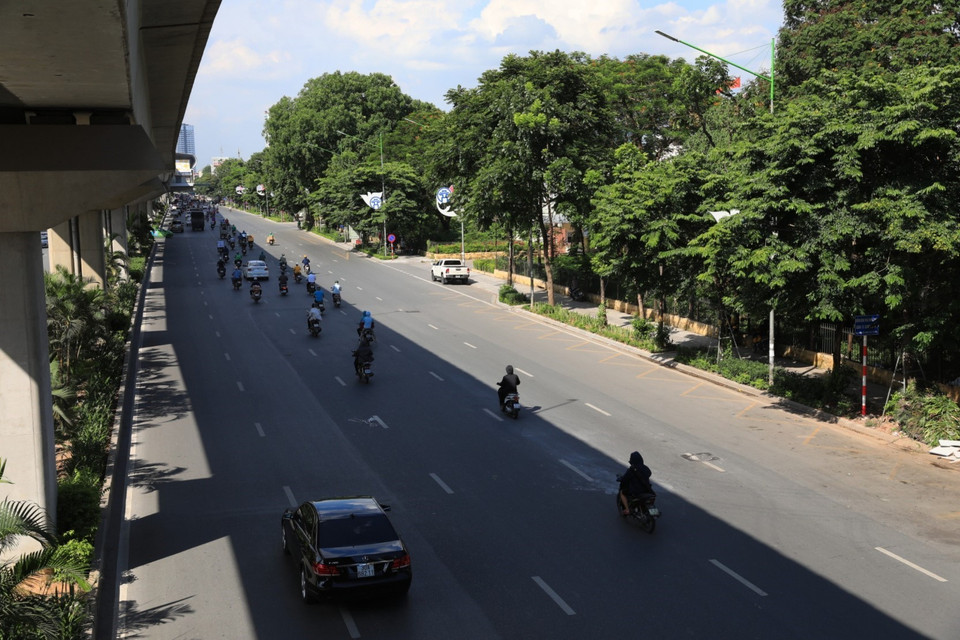 交通参与者要想方设法躲太阳。图片来源：越通社