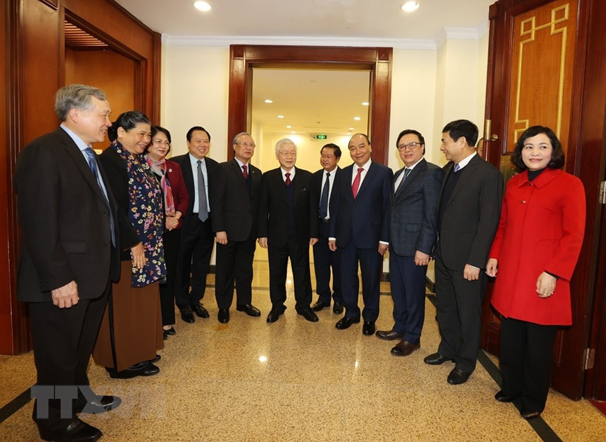 越共中央总书记、国家主席阮富仲、政府总理阮春福同与会代表亲切交谈。图自越通社