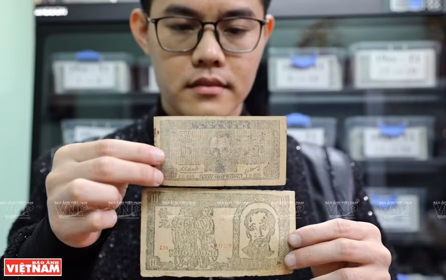 这是1946-1948年阶段出生的一张一越南盾的纸钱，这是首个印刷胡志明主席头像的纸钱。10越盾的纸钱出现于1948年。图自越通社