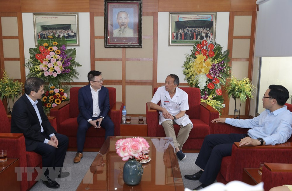 值此越南医师节之际，越共中央委员、越通社副社长黎国明向越南中央血液学与输血医学院院长白国庆博士、医生致以节日祝福。图自越通社