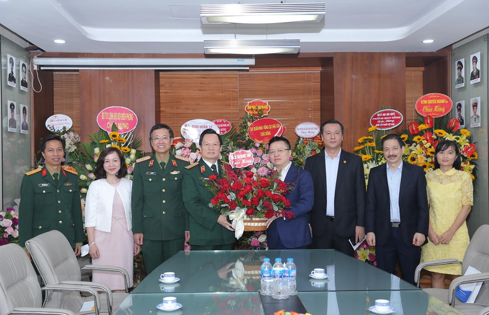 值此越南医师节之际，越共中央委员、越通社副社长黎国明向108号中央军队医院领导送花祝贺。图自越通社