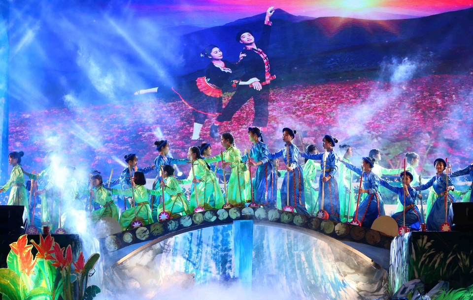 2018年第六届全国天曲天琴艺术节开幕式场景。 越通社记者 成达 摄