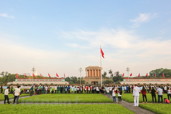 今日是胡志明主席诞辰128周年，因此，有很多人前来观看升旗仪式。越通社记者 明山 摄
