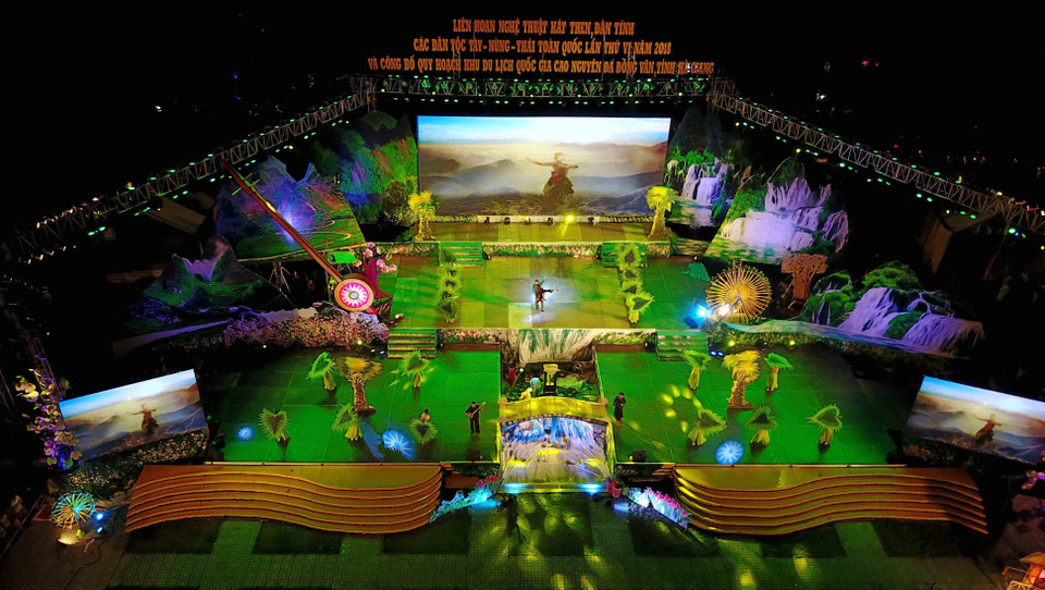 年第六届全国天曲天琴艺术节开幕式场景。 越通社记者 成达 摄