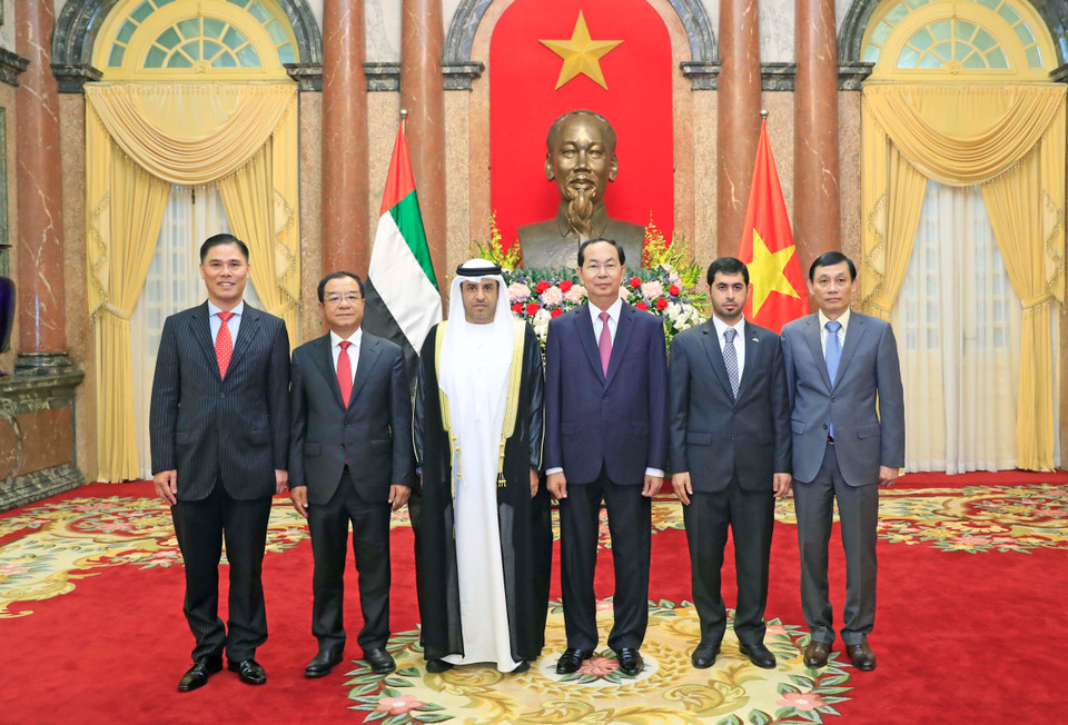 陈大光与阿联酋新任驻越大使奥贝德合影。越通社记者 颜创 摄