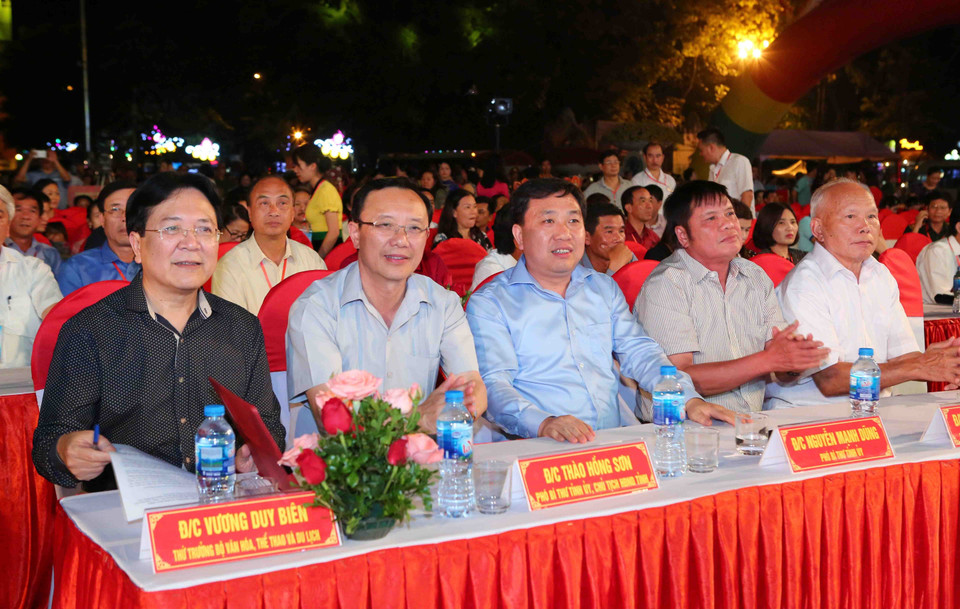 出席2018年第六届全国天曲天琴艺术节的代表。 越通社记者 成达 摄