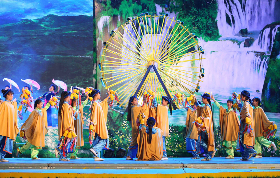 2018年第六届全国天曲—天琴艺术联欢会开幕式场景。 越通社记者 成达 摄