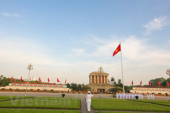 巴亭广场上的升旗和降旗仪式是越南国家级仪式。越通社记者 明山 摄