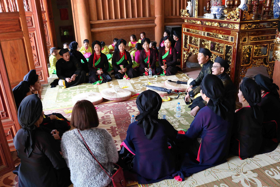 25年来，当舍官贺民歌俱乐部一直努力激发广大群众对官贺民歌的热情，使其不断蔓延，芬芳远播。越通社记者 青商 摄