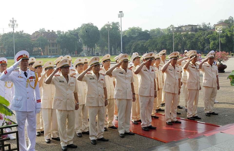 公安部代表团拜谒胡志明主席陵并敬献花圈。越通社记者 文叠 摄
