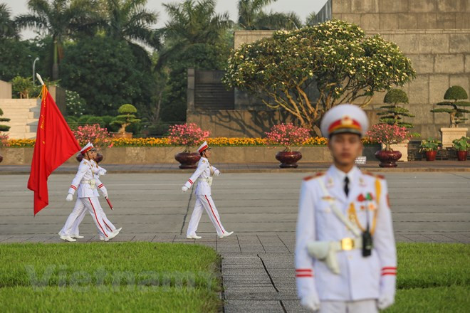 升旗仪式每天早晨6时举行。越通社记者 明山 摄