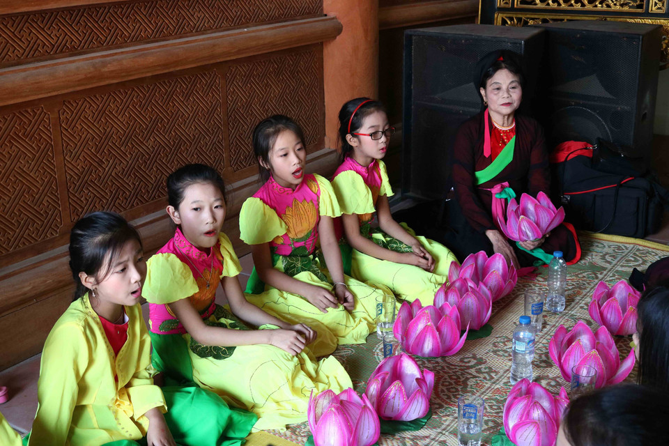 25年来，当舍官贺民歌俱乐部一直努力激发广大群众对官贺民歌的热情，使其不断蔓延，芬芳远播。越通社记者 青商 摄