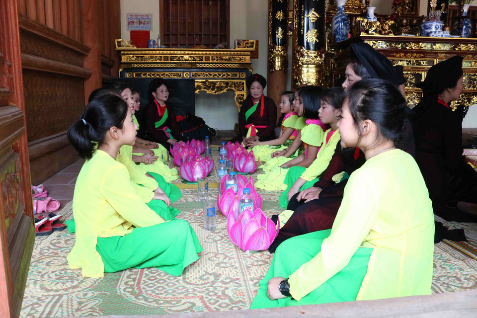 25年来，当舍官贺民歌俱乐部一直努力激发广大群众对官贺民歌的热情，使其不断蔓延，芬芳远播。越通社记者 青商 摄