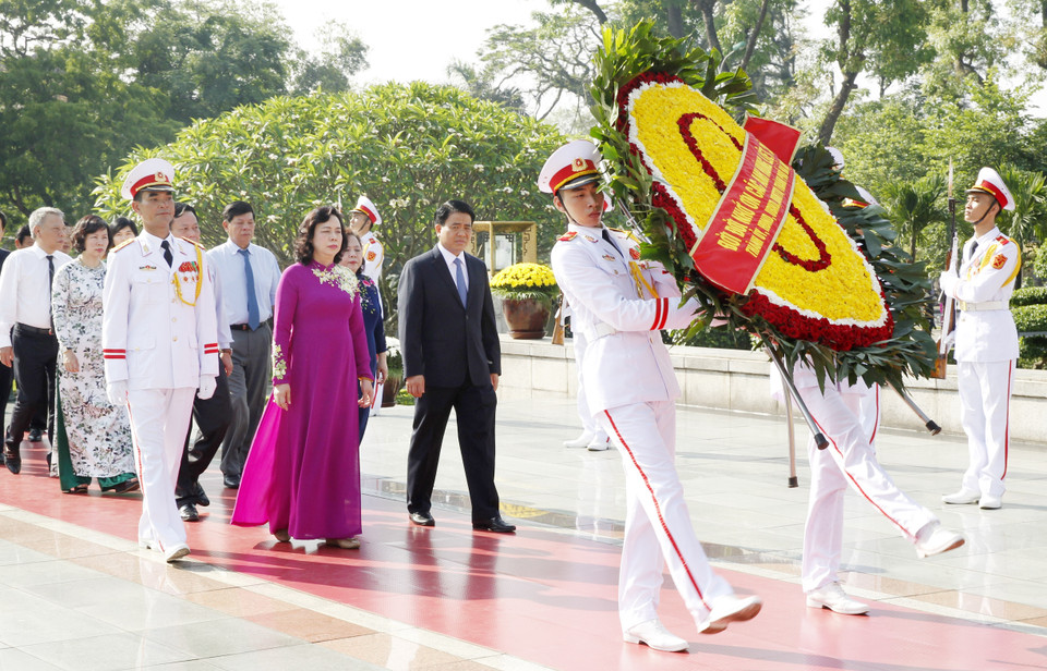河内市委、人民委员会、祖国阵线委员会代表团在北山路英雄烈士纪念碑敬香和敬献花圈。越通社记者 文叠 摄
