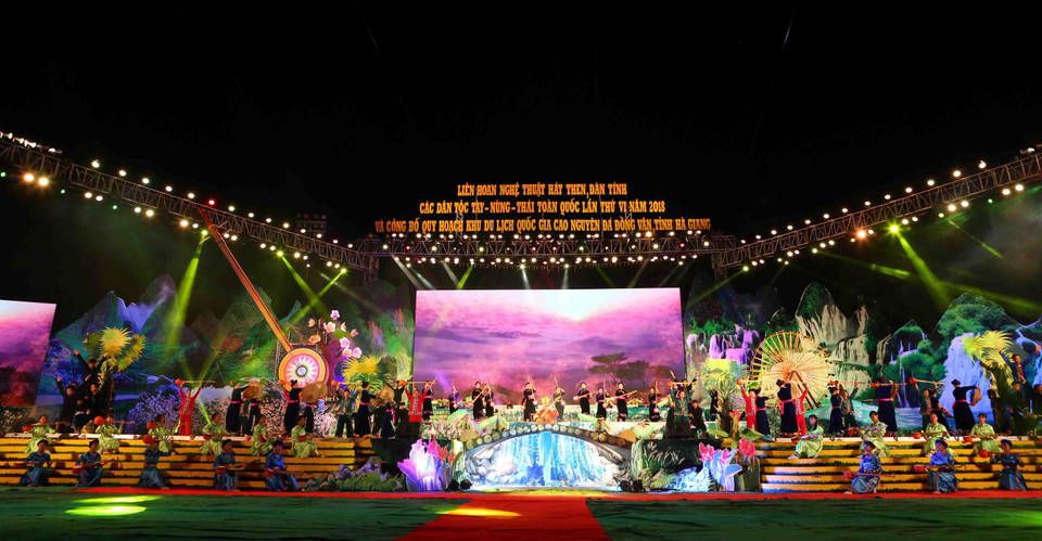 2018年第六届全国天曲天琴艺术节开幕式场景。 越通社记者 成达 摄