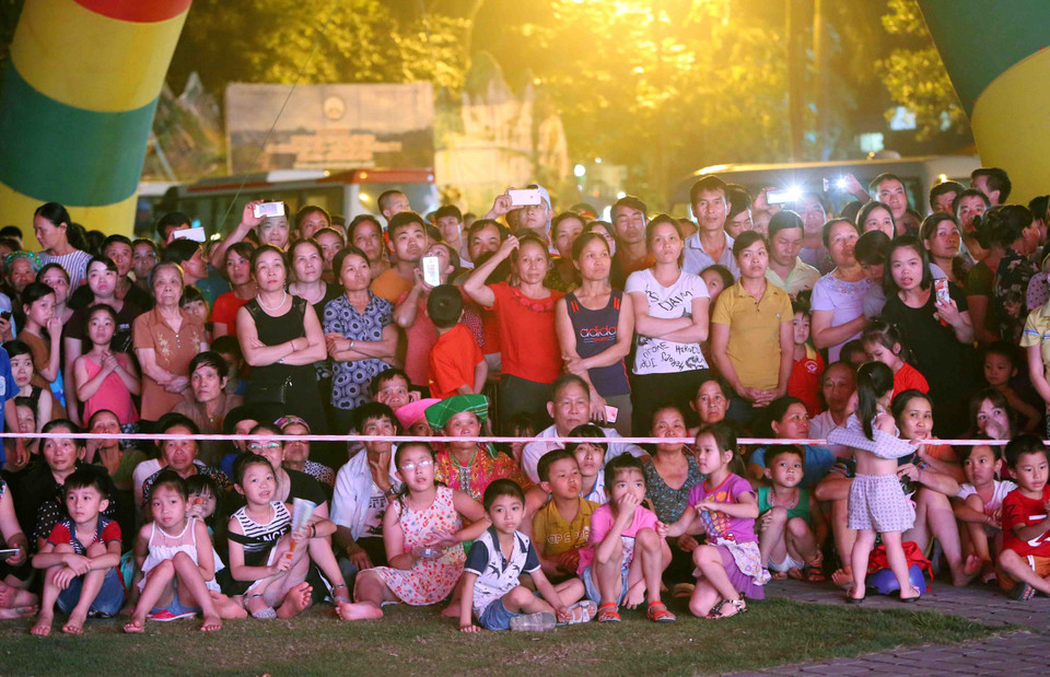 当地群众和游客纷纷前来观看表演。越通社记者 成达 摄