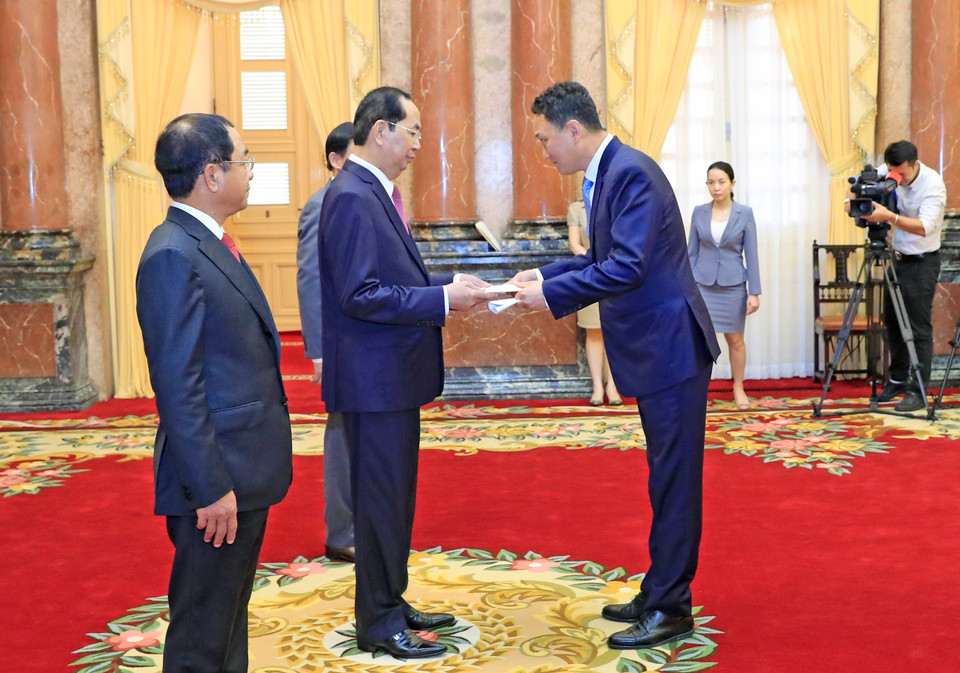 陈大光接受韩国新任驻越大使金度铉递交的国书。越通社记者 颜创 摄