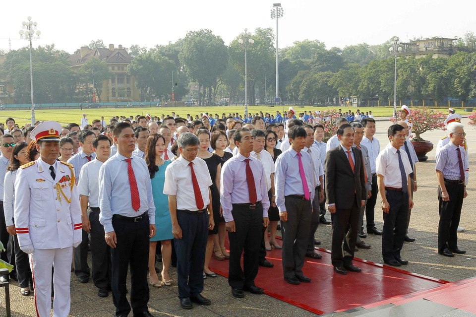 越南外交部代表团拜谒胡志明主席陵并敬献花圈。越通社记者 文叠 摄