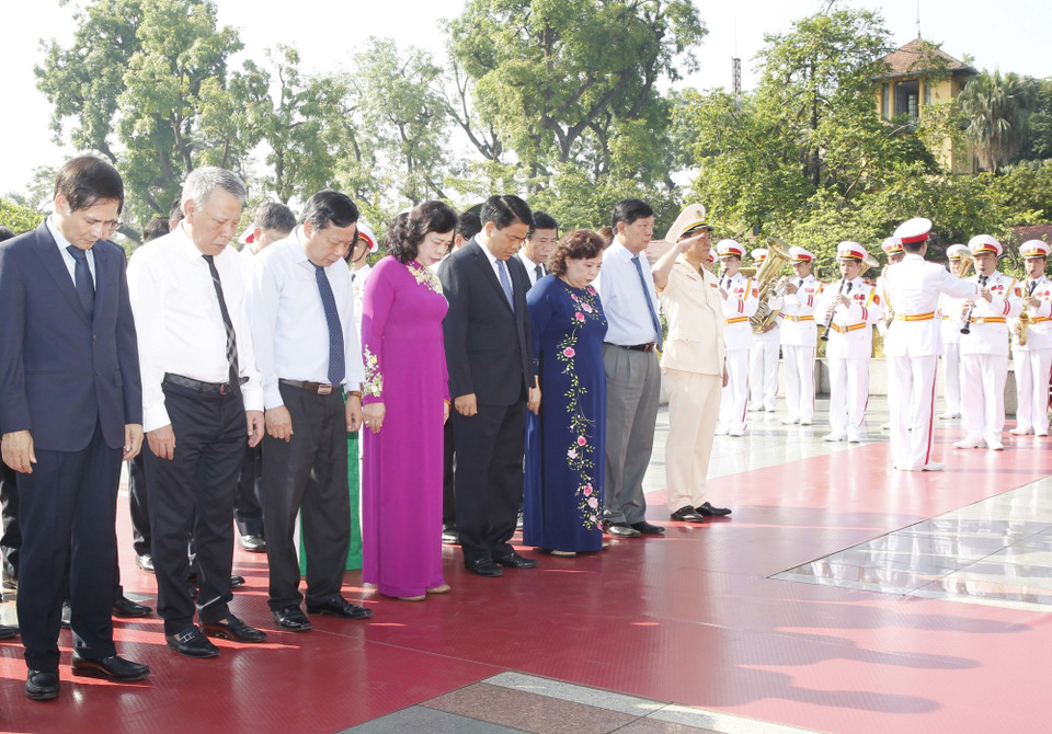 河内市委、人民委员会、祖国阵线委员会代表团在北山路英雄烈士纪念碑敬香和敬献花圈。越通社记者 文叠 摄