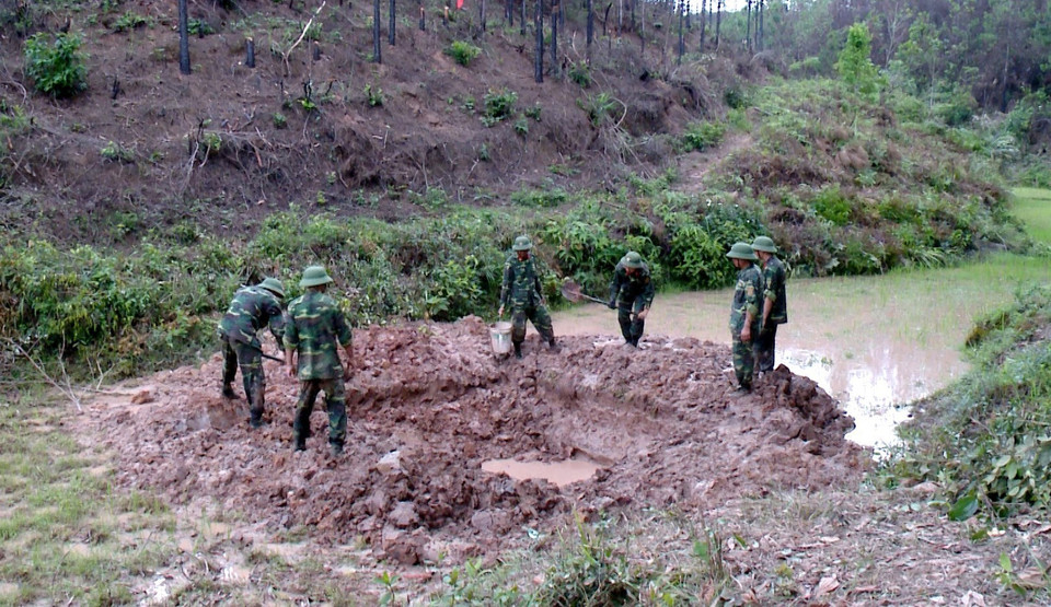 越南广宁省安全转移处理一枚225公斤炸弹。越通社记者 文德 摄