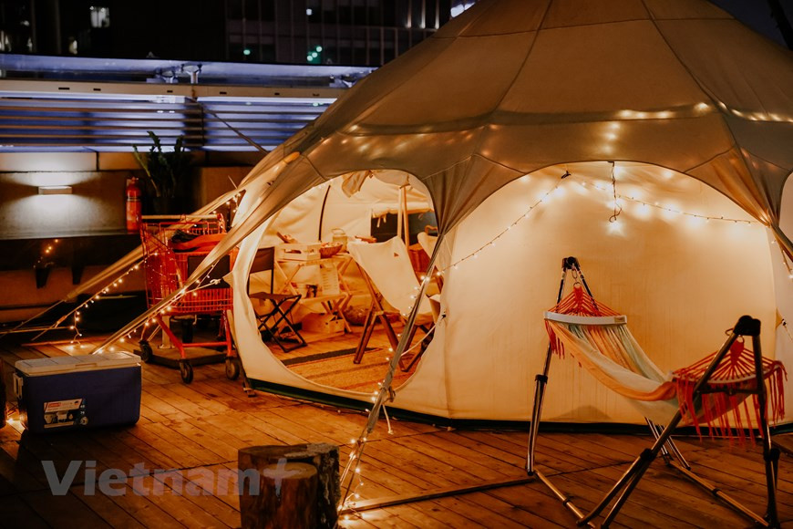 豪华露营的创意源于一些富有的冒险家，他们想去探索，却又不愿舍弃舒适生活设施和私密性，所以发明了更大的帐篷。露营区的主人In Byung Chun（韩国籍）表示，从他个人的露营爱好出发，他开始销售专门用于野餐的物品，然后想出了“在市中心露营”的这个特别想法。图自Vietnam+
