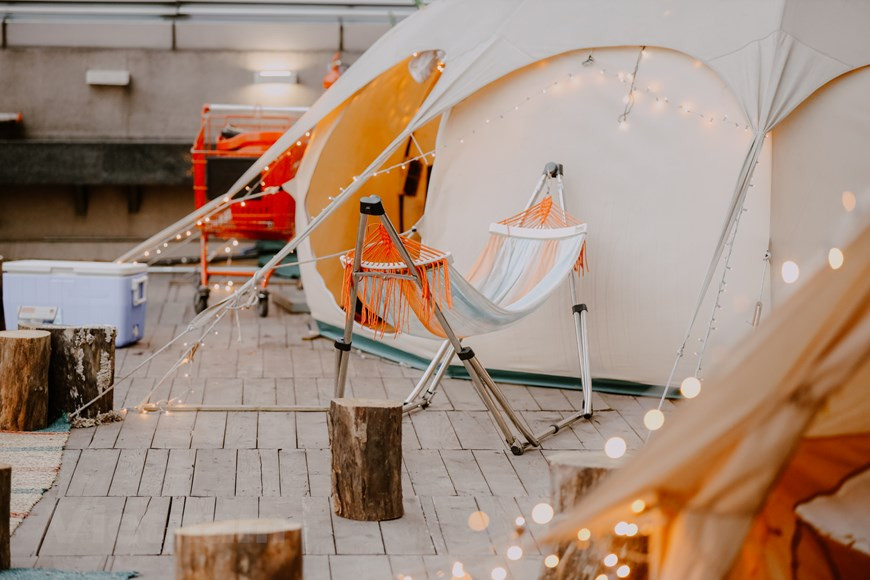 当人们被迫在家长时间进行社交隔离，难免对于户外的向往也就变得更加浓烈了，而露营这项活动就成为了一个比较好的释放点。在到处人山人海的情况下，找到一个合适的露营点似乎也成为了一件奢侈的事。正因如此，这个别具一格的露营点才开放了一个多月，却始终处于预订紧张状态。图自Vietnam+