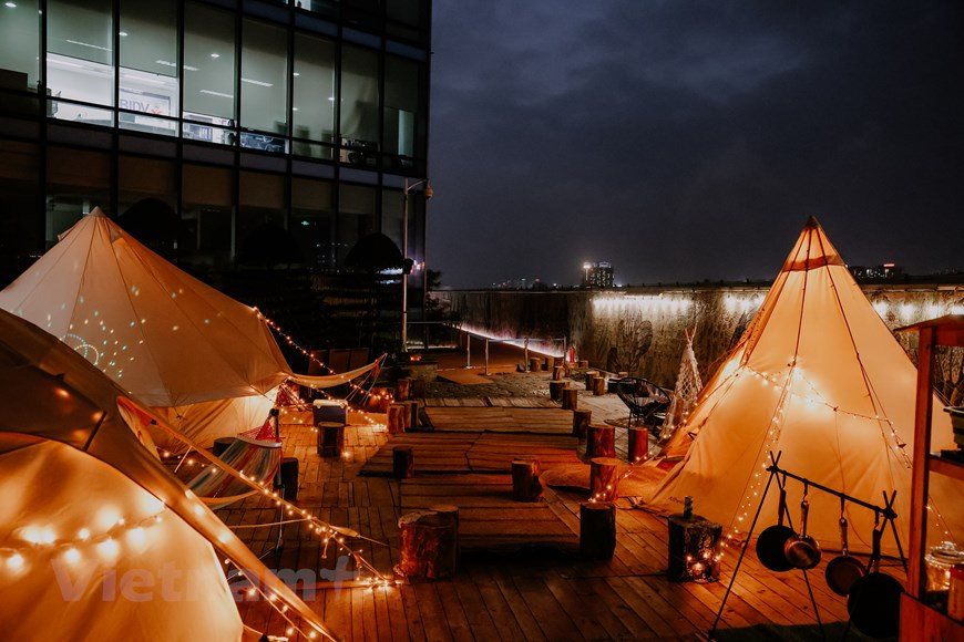 露营区总面积约100平方米，设施齐全。如果你想自己做饭，这里将准备烧烤架和家具，为你提供周全贴心的服务。你可以把这里想象成一个设施齐全的度假村，是普通露营的升级版。有些地方的服务水平比度假村毫无逊色。充满新鲜和有趣的盛宴将延长至晚上11点。图自Vietnam+