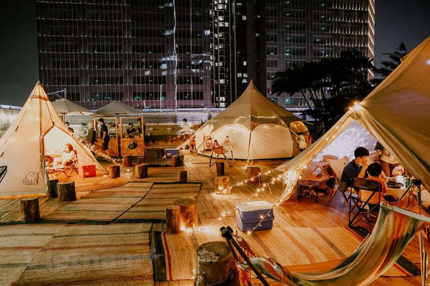 露营区管理人表示，每天露营开放时间从下午18时到晚上23时。此外，星期天中午也对外开放。这里的特别之处还在于没有wifi，人们在辛勤工作和学习之后会有一个理想的交流、畅谈心事的空间。充满新鲜和有趣的盛宴将延长至晚上11点。来到这里，你唯一需要做的就是体验在小屋里吃烧烤，晚上看一个与日不同的河内景色。图自Vietnam+