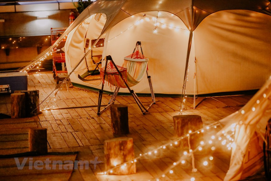 这个100多平方米的地方最初只是一个花坛，经过改造，现在变成了豪华露营地。这里共有3个帐篷，每个帐篷可以容纳4到12人。每个帐篷里都有烤肉，如鸡肉、牛肉、水果以及韩式的沙拉、法式面包、米饭和汤。你可以把这里想象成一个设施齐全的度假村，是普通露营的升级版。图自Vietnam+