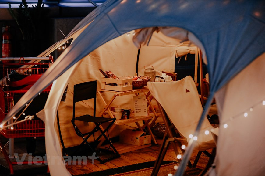 这个地方提供食物、饮料、听音乐等全方位的服务，让你可以真正远离日常喧嚣。享用完全有机的营地美食，以及品尝美酒和浓缩咖啡。这里的特别之处还在于没有wifi，人们在辛勤工作和劳累学习之后会有一个理想的交流、畅谈心事的空间。图自Vietnam+