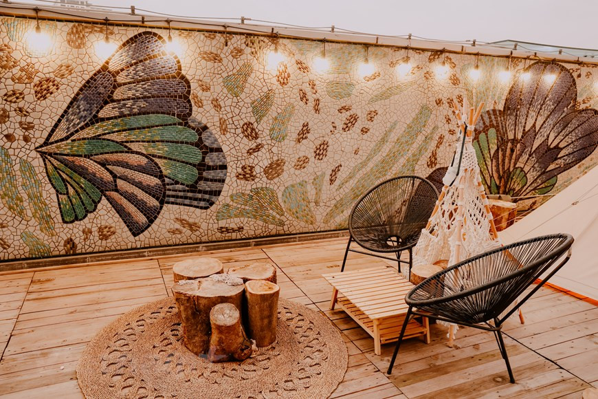 露营地坐在高楼大厦的重重包围之中，面积约100平方米，设施齐全。每个帐篷里都有烤肉，如鸡肉、牛肉、水果以及韩式的沙拉、法式面包、米饭和汤。让你可以真正远离日常喧嚣，享用营地美食，以及品尝酒和浓缩咖啡。在河内漫天繁星下，与亲戚好友分享自己的快乐和苦恼。图自Vietnam+