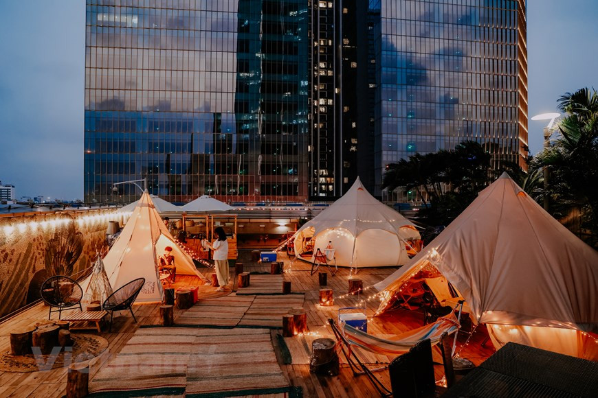 这个地方专为豪华露营而设计。来到这里，你唯一需要做的就是体验在小屋里吃烧烤，晚上看一个与日不同的河内景色的感觉。你可以把这里想象成一个设施齐全的度假村，是普通露营的升级版。有些地方的服务水平比度假村毫无逊色。图自Vietnam+