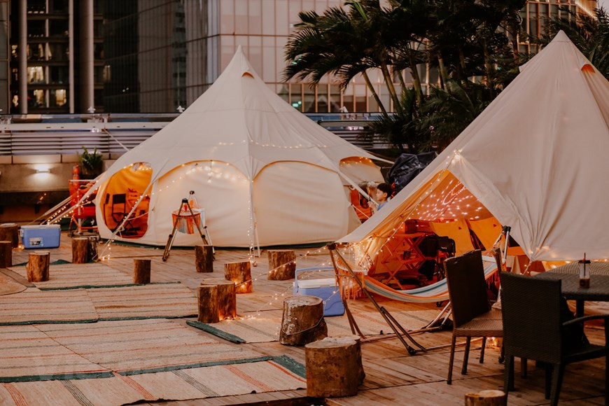 露营地位于乐天百货7楼，布置十分优雅。来到这里，你不用准备帐篷、折叠桌椅、油灯、收纳箱及咖啡等装备，因为这里设施都很齐全，供你体验。给人最直观的一个体验是，无论在店铺陈列、选货甚至提倡的生活方式上，这里都散发着一种在都市街头和户外活动之间自如游走的感觉。图自Vietnam+