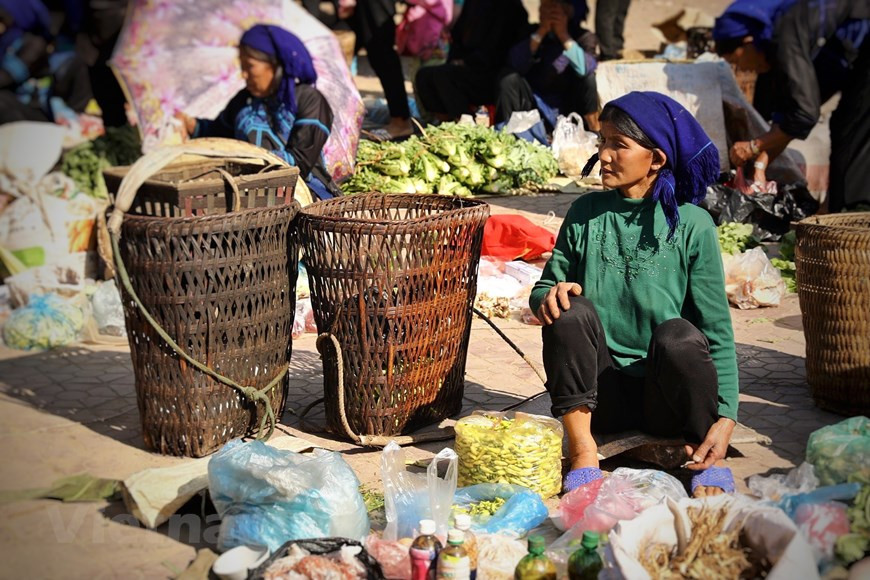 来到伊子乡，游客将置身于原始的荒野，沉醉在静谧的自然景观中。来到伊子地上集市，游客可以了解当地黑哈尼族同胞的文化特色，同时可买到各种颇具特色的产品，如手工艺品、蔬菜、水果、土锦布、布料、家禽等。每周末举行的地上集市是老街省巴刹县伊子乡哈尼族同胞的特色文化，迄今仍得到维持。图自Vietnam+