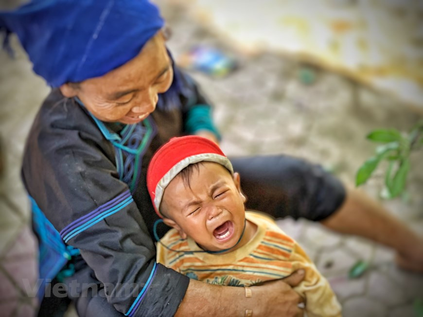 老街省巴刹县伊子集市虽不是老街省北河县最具特色的集市，但独特的地方在于神奇的云海。来到伊子地上集市，游客可以买到各种颇具特色的产品，如手工艺品、蔬菜、水果、土锦布、布料、家禽等。图为上集市孩子们十分喜爱的一种小吃--冰淇淋。图自Vietnam+