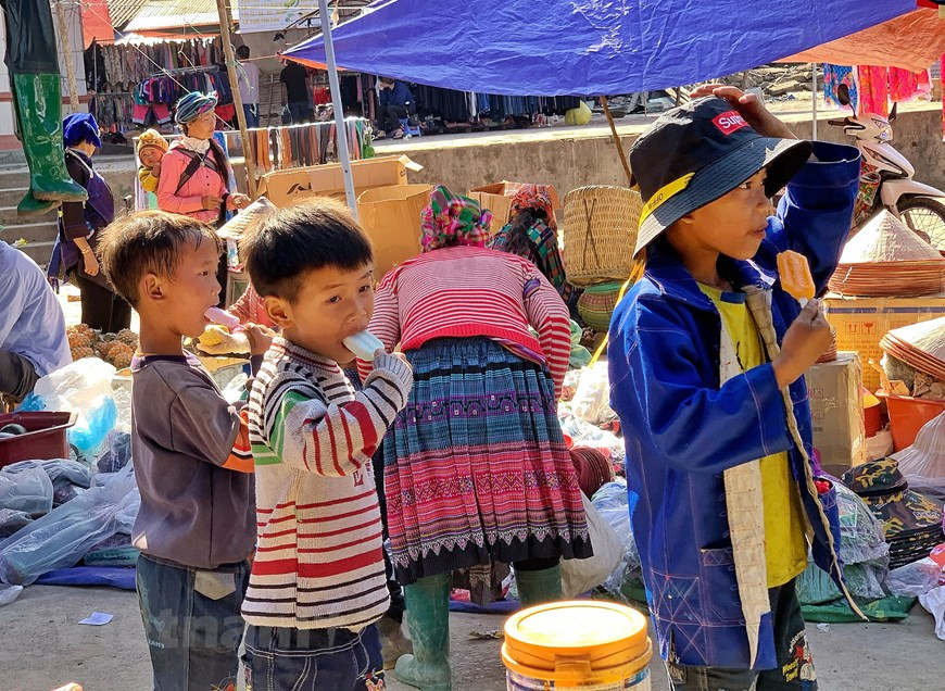 黑哈尼族是越南稀少的少数民族之一。同胞们把自己种作的农产品带到集市上出售。在集市上出卖的产品均为同胞们生产或制作出来的，如背篓、蔬菜、香蕉、刀子、小猪等。来到这里，少数民族同胞们可以找到其生活中的任何物品。可以说，伊子集市较为完好地保留了独特的传统文化。图自Vietnam+