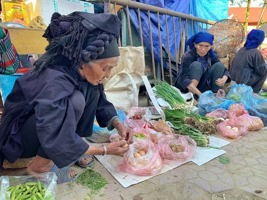 老街省大多数山区县均在每周六和周日举行集市，各有各的特色。伊子集市虽不是老街省北河县最具特色的集市，但独特的地方在于神奇的云海。来到伊子地上集市，游客可以买到各种颇具特色的产品，如手工艺品、蔬菜、水果、土锦布、布料、家禽等。图自Vietnam+