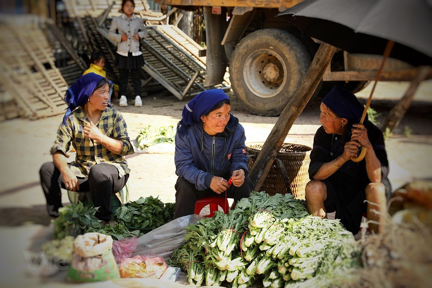 每周末举行的地上集市是老街省巴刹县伊子乡哈尼族同胞的特色文化，迄今仍得到维持。来到伊子地上集市，游客可以了解当地黑哈尼族同胞的文化特色，同时可买到各种颇具特色的产品，如手工艺品、蔬菜、水果、土锦布、布料、家禽等。图为当地民族同胞将自己种植的蔬菜水果带到集市上出售。图自Vietnam+
