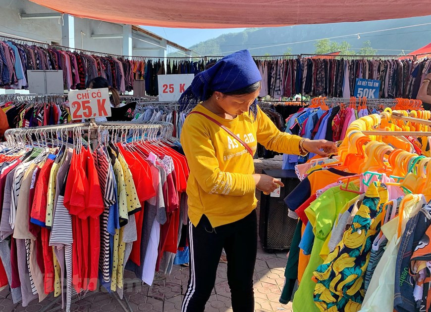 每周末举行的地上集市是老街省巴刹县伊子乡哈尼族同胞的特色文化，迄今仍得到维持。在伊子集市上，民族同胞们将自己最为特色的产品，如黑猪肉带到集市上出售。这是同胞们在野生环境中放养的黑猪，因此前来这里的游客一定要尝试。图自Vietnam+