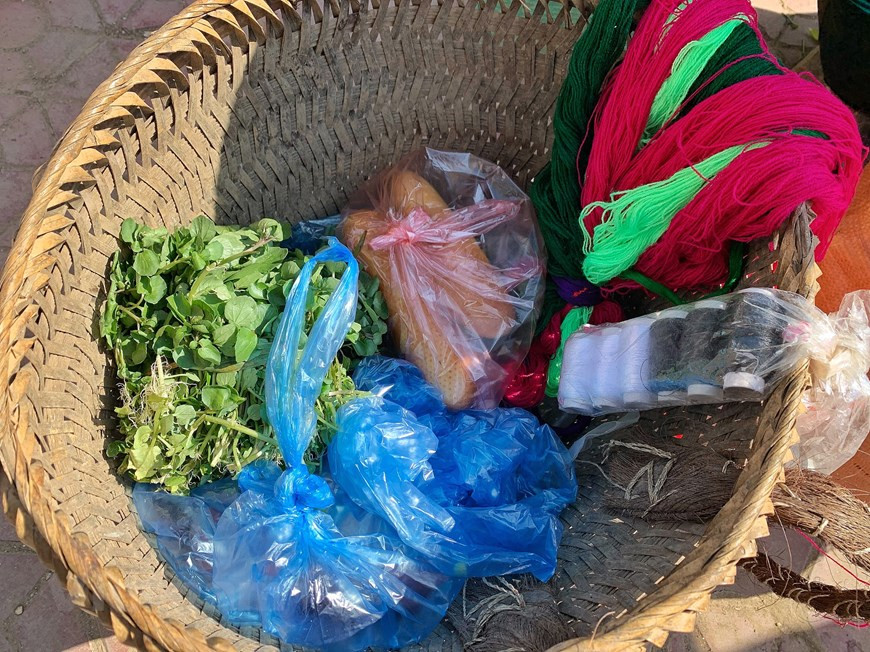 老街省巴刹县伊子集市虽不是老街省北河县最具特色的集市，但独特的地方在于神奇的云海。来到伊子地上集市，游客可以买到各种颇具特色的产品，如手工艺品、蔬菜、水果、土锦布、布料、家禽等。图为备受民族同胞们喜爱的手切米粉。图自Vietnam+