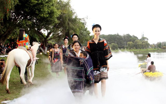 该时装秀在春香湖边举行。图自互联网