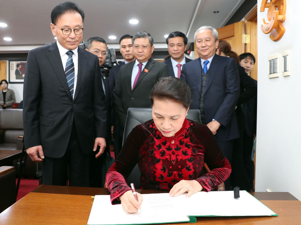 阮氏金银在越南驻韩国釜山和庆尚南道地区总领事馆办公厅在留言薄上留言。越通社记者 仲德 摄