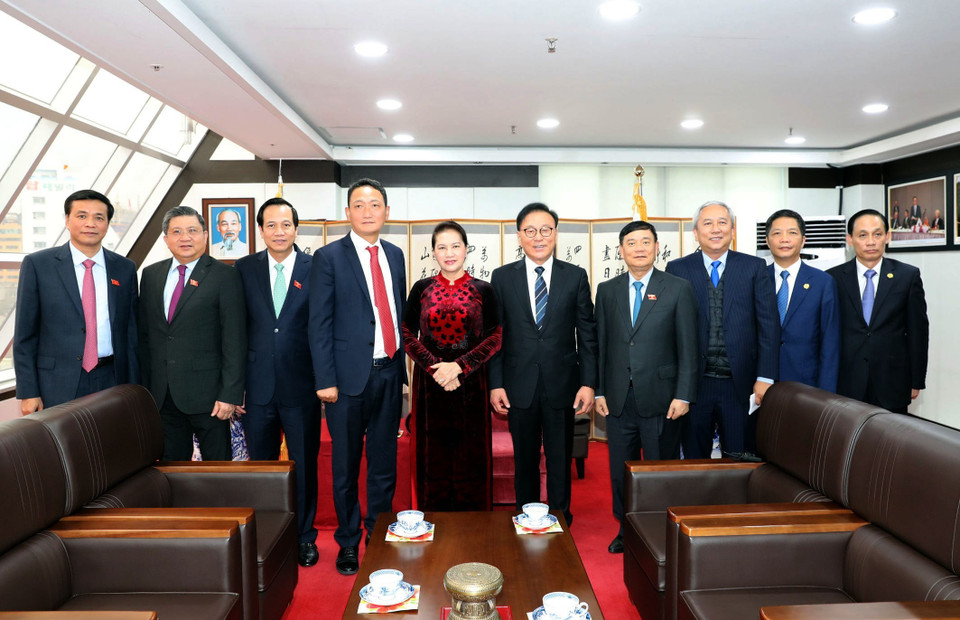 在对韩国进行正式访问期间，当地时间12月4日下午，越南国会主席阮氏金银在釜山市会见越南驻韩国釜山和庆尚南道地区名誉总领事朴秀冠（Park Soo Kwan）。越通社记者 仲德 摄