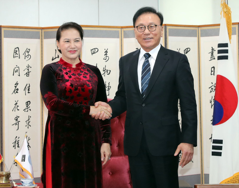 国会主席阮氏金银（左）会见越南驻韩国釜山和庆尚南道地区名誉总领事朴秀冠。越通社记者 仲德 摄