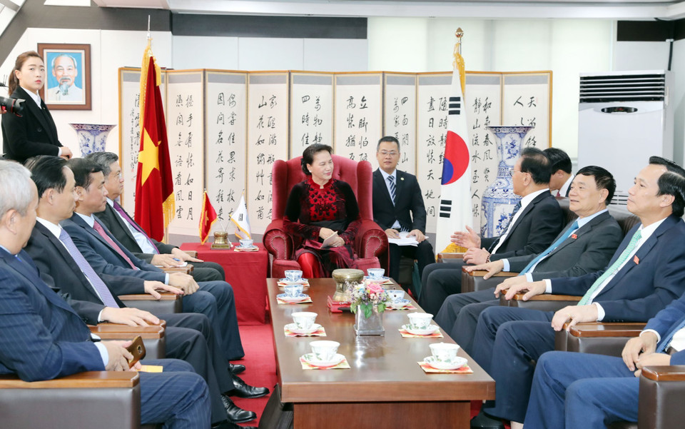 当地时间12月4日下午，越南国会主席阮氏金银在釜山市会见越南驻韩国釜山和庆尚南道地区名誉总领事朴秀冠（Park Soo Kwan）。越通社记者 仲德 摄